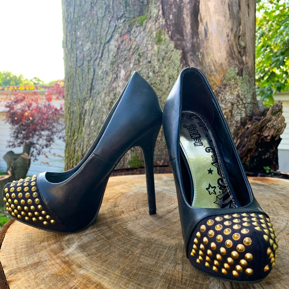 Black Platform with gold accent Sz 7.5